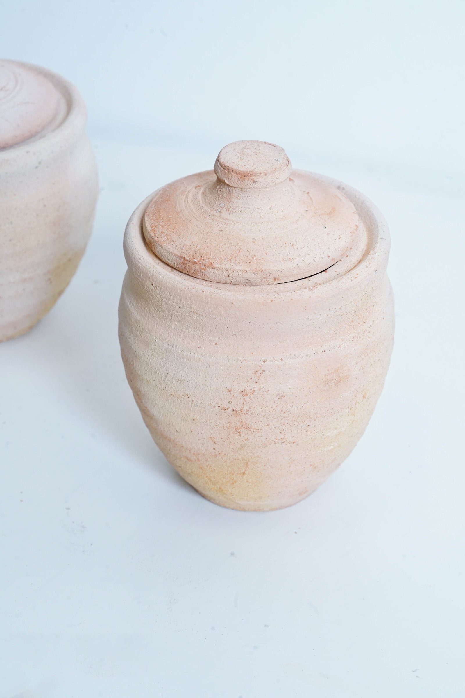 DSC05036 جرة فخار سادة مع غطاء ارتفاع 10 سم - الصورة 1