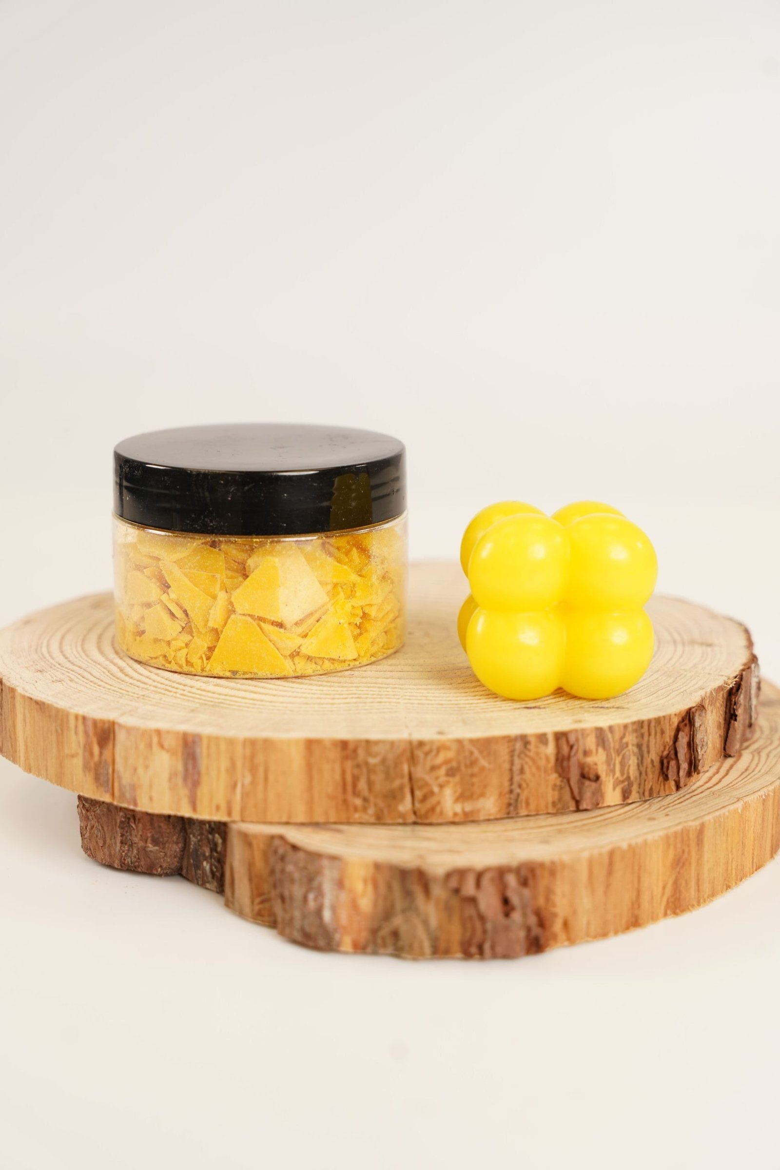 DSC04511 رقائق تلوين الشمع - 50 غم - light yellow #24 - الصورة 1